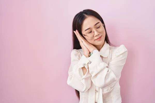 Young Chinese Woman Standing Pink Background Sleeping Tired Dreaming Posing — Stock Photo, Image