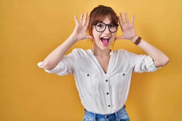 Young Beautiful Woman Wearing Casual Shirt Yellow Background Smiling Cheerful — Foto Stock
