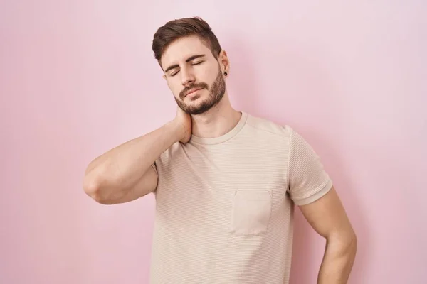 Hispanic Man Beard Standing Pink Background Suffering Neck Ache Injury — Fotografia de Stock