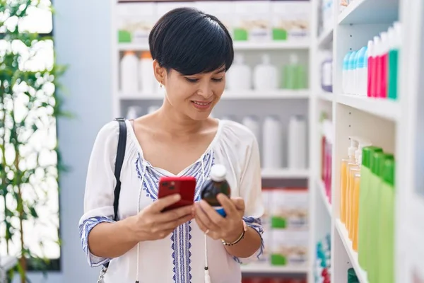 Middle Age Chinese Woman Customer Using Smartphone Holding Medicine Bottle — ストック写真