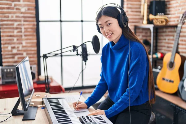 Mujer China Músico Componiendo Canción Estudio Música — Foto de Stock