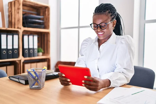 Afričanky Americká Žena Obchodní Pracovník Usměvavý Jistý Pomocí Touchpad Kanceláři — Stock fotografie