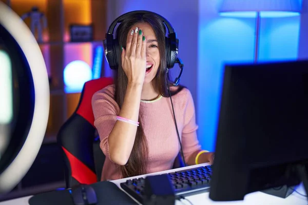 Young Hispanic Woman Playing Video Games Covering One Eye Hand — Stock Photo, Image
