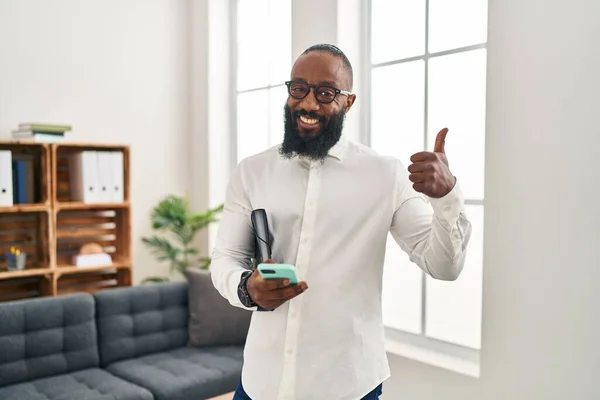 Afrikanisch Amerikanischer Mann Arbeitet Therapiebüro Mit Smartphone Glücklich Und Positiv — Stockfoto