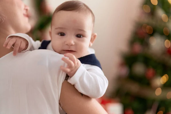 Anne Kollarında Sevimli Bir Bebek Noel Ağacının Yanında Duruyor — Stok fotoğraf