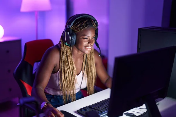 在游戏室用电脑玩电子游戏的非裔美国妇女流 — 图库照片