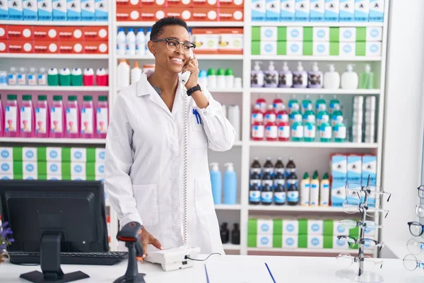Африканская Американка Фармацевт Разговаривает Телефону Помощью Компьютера Аптеке — стоковое фото