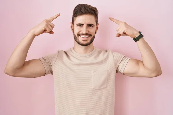 Hispanic Man Beard Standing Pink Background Smiling Pointing Head Both — Stockfoto