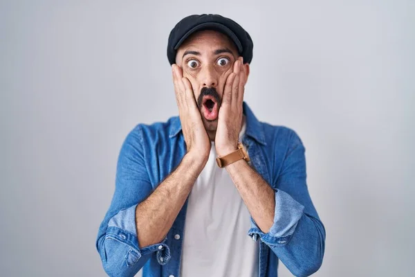 Hispanic Man Beard Standing Isolated Background Afraid Shocked Surprise Amazed — Stock Photo, Image