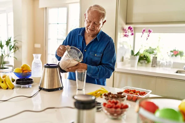 Senior Man Pouring Smoothie Glass Kitchen —  Fotos de Stock