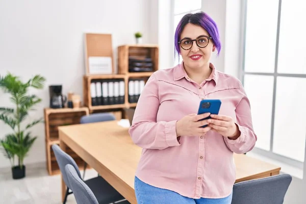 Young Beautiful Size Woman Business Worker Smiling Confident Using Smartphone — ストック写真