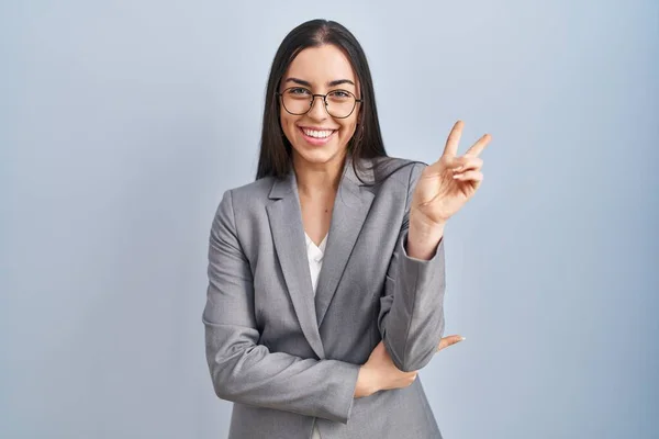 Ισπανίδα Επιχειρηματίας Που Φοράει Γυαλιά Χαμογελώντας Χαρούμενο Πρόσωπο Κλείνει Μάτι — Φωτογραφία Αρχείου