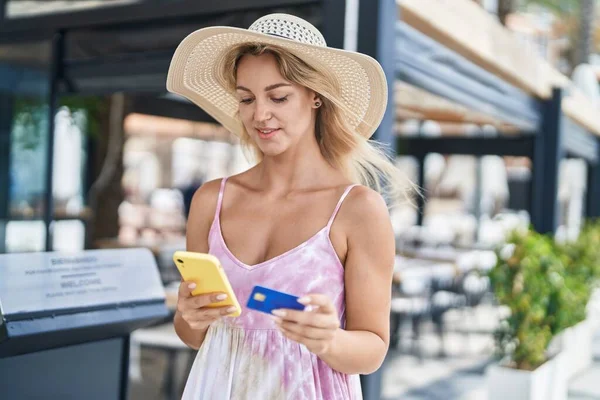 Giovane Donna Bionda Turista Utilizzando Smartphone Carta Credito Sulla Terrazza — Foto Stock