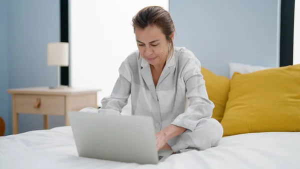 Middle Age Hispanic Woman Using Laptop Sitting Bed Bedroom — Stock Photo, Image