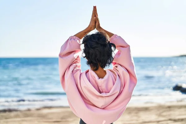 Junge Frau Übt Yoga Stehen Meer — Stockfoto
