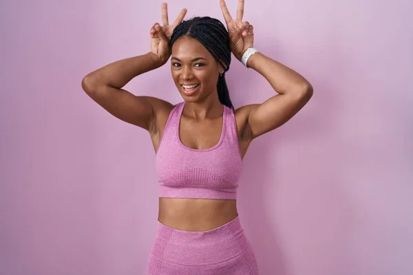 Африканская Американка Косичками Спортивной Одежде Розовом Фоне Позирует Смешно Безумно — стоковое фото