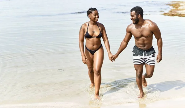아프리카 미국인 관광객 부부는 수영복을 해변에서 다닌다 — 스톡 사진