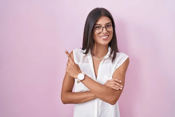 Brunette Young Woman Standing Pink Background Wearing Glasses Big Smile — Stock fotografie