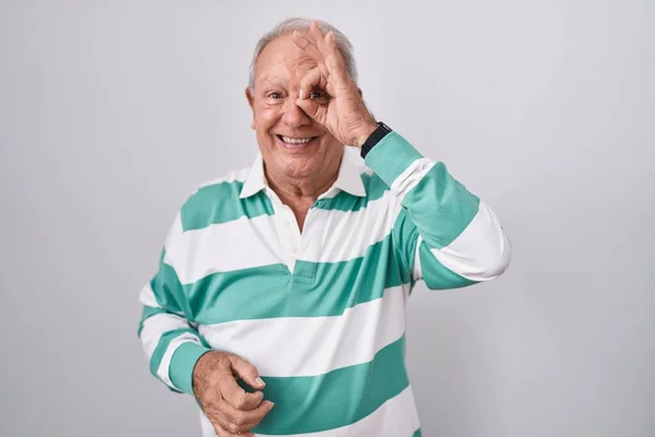 Starší Muž Šedými Vlasy Stojící Nad Bílým Pozadím Dělá Pořádku — Stock fotografie