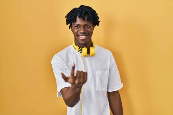 Young African Man Dreadlocks Standing Yellow Background Beckoning Come Here — Stock Photo, Image