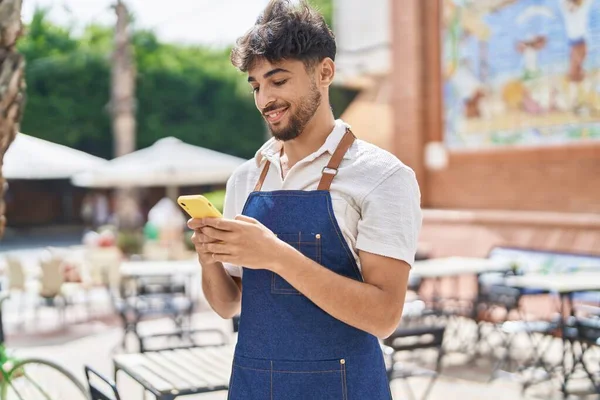 Restoranda Çalışan Akıllı Telefonu Kullanan Genç Bir Arap Garson — Stok fotoğraf