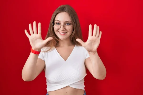 Young Caucasian Woman Standing Red Background Showing Pointing Fingers Number — Stock Photo, Image