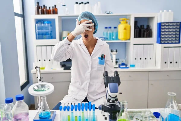 Brunette Woman Working Scientist Laboratory Peeking Shock Covering Face Eyes — Stock Photo, Image