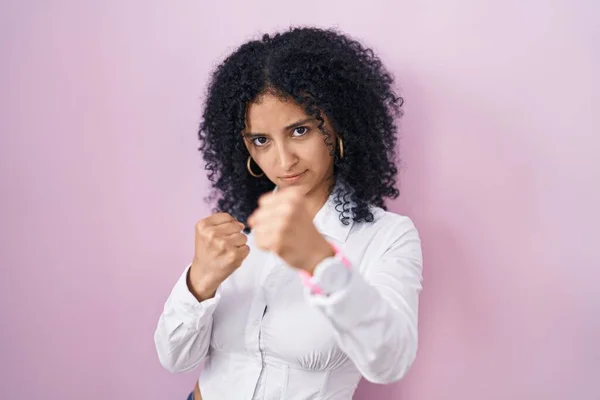 Hispanic Woman Curly Hair Standing Pink Background Ready Fight Fist — Stockfoto