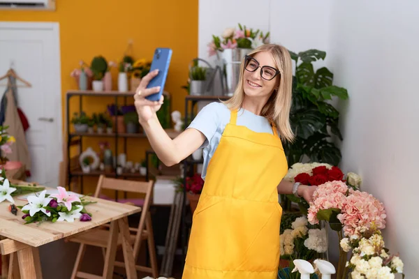 Young Blonde Woman Florist Make Selfie Smartphone Flower Shop — Stock fotografie