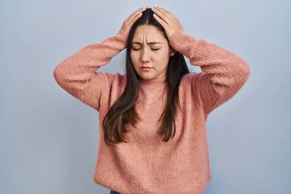 Young Latin Woman Standing Blue Background Suffering Headache Desperate Stressed — Zdjęcie stockowe