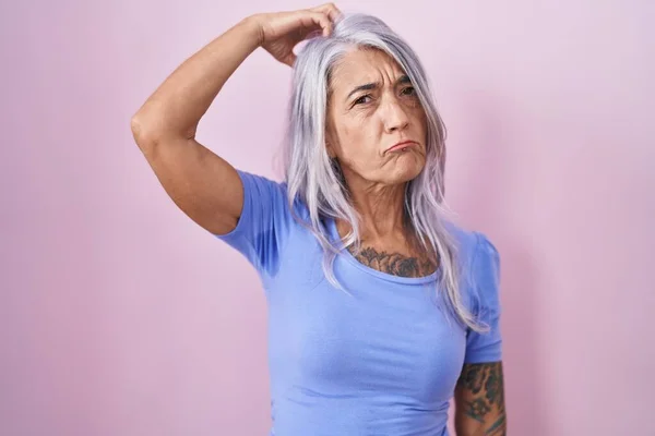 Женщина Средних Лет Татуировками Розовом Фоне Сбивает Толку Задается Вопросом — стоковое фото