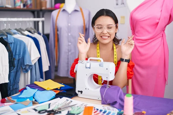 Hispanic Young Woman Dressmaker Designer Using Sewing Machine Gesturing Finger — Stockfoto