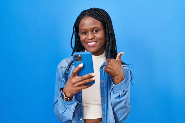 Африканская Женщина Косичками Используя Смартфон Набирая Сообщение Улыбаясь Счастливый Позитивный — стоковое фото