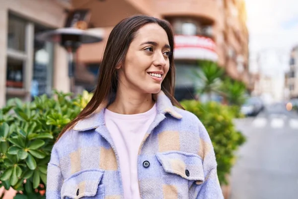 Young Beautiful Hispanic Woman Smiling Confident Looking Side Street — Foto Stock