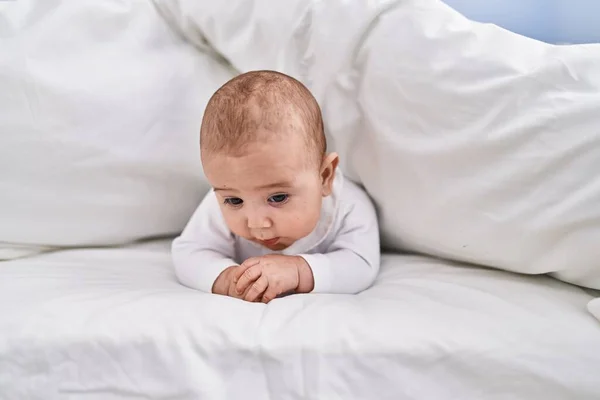 Schattige Baby Ontspannen Liggend Bed Slaapkamer — Stockfoto