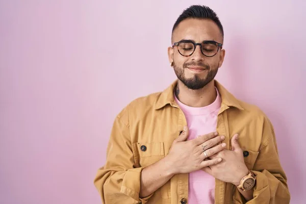 Jovem Hispânico Sobre Fundo Rosa Sorrindo Com Mãos Peito Com — Fotografia de Stock
