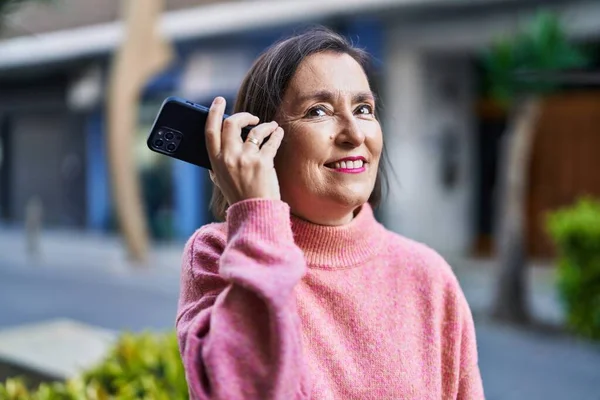 Μεσήλικας Γυναίκα Χαμογελά Αυτοπεποίθηση Ακούγοντας Ηχητικό Μήνυμα Από Smartphone Στο — Φωτογραφία Αρχείου