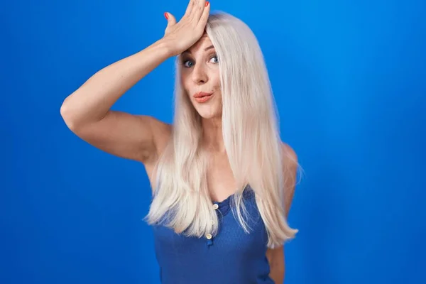 Mavi Arka Planda Dikilen Beyaz Kadın Hata Için Elleri Kafasında — Stok fotoğraf