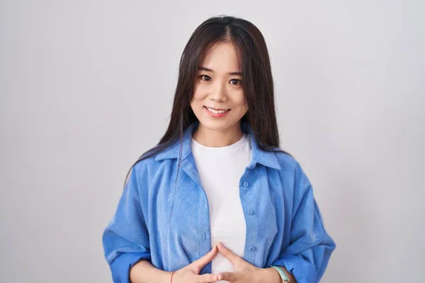 Ung Kinesisk Kvinna Står Över Vit Bakgrund Händer Tillsammans Och — Stockfoto