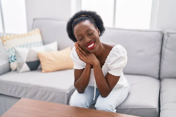 African American Woman Smiling Confident Sitting Sofa Home — Stock fotografie