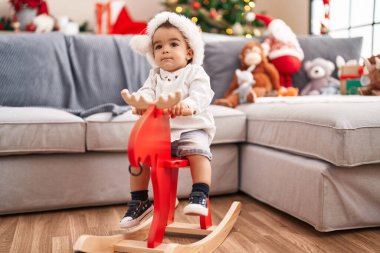 Tapılası İspanyol bebek evde Ren geyiğiyle oynuyor Noel ağacında sallanıyor