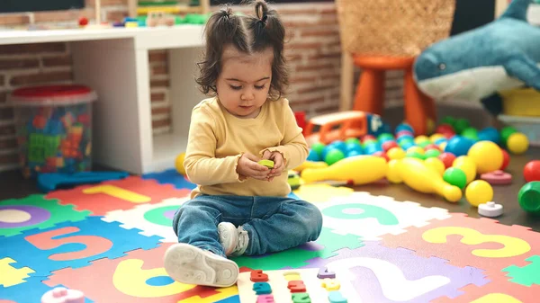 Anaokulunda Yerde Oturmuş Matematik Oyunu Oynayan Sevimli Spanyol Kız — Stok fotoğraf