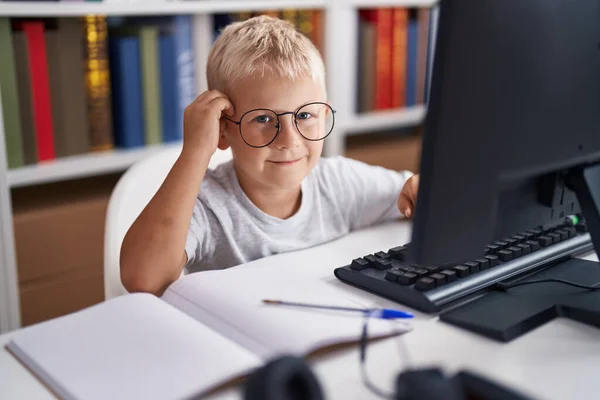 Estudante Adorável Criança Usando Computador Sentado Mesa Sala Aula — Fotografia de Stock