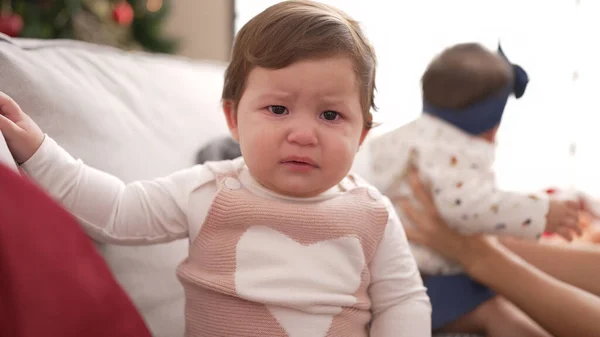 Очаровательный Малыш Сидит Диване Рождественской Елки Плачет Дома — стоковое фото
