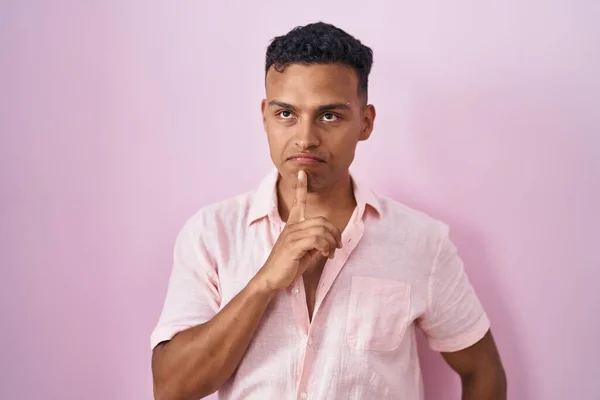 Young Hispanic Man Standing Pink Background Thinking Concentrated Doubt Finger — Stock Photo, Image