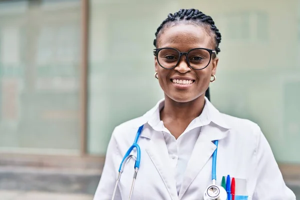 African American Woman Doctor Smiling Confident Standing Hospital — Stockfoto