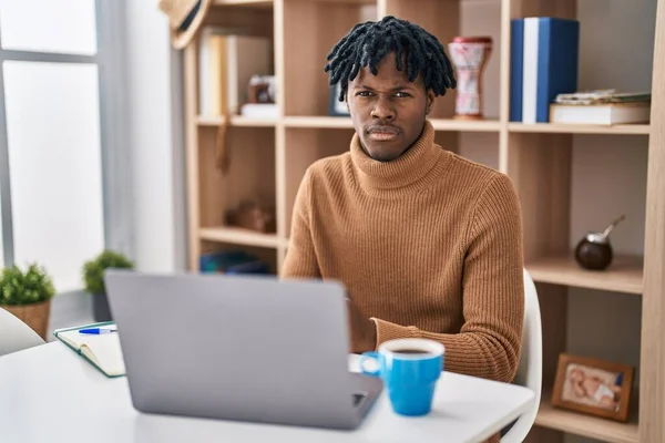 Молодий Африканський Чоловік Дредлоками Працює Використанням Комп Ютерного Ноутбука Скептично — стокове фото