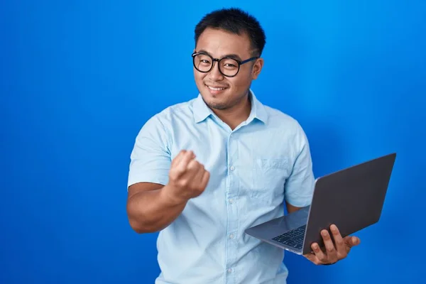 Jovem Chinês Usando Computador Laptop Acenando Vir Aqui Gesto Com — Fotografia de Stock