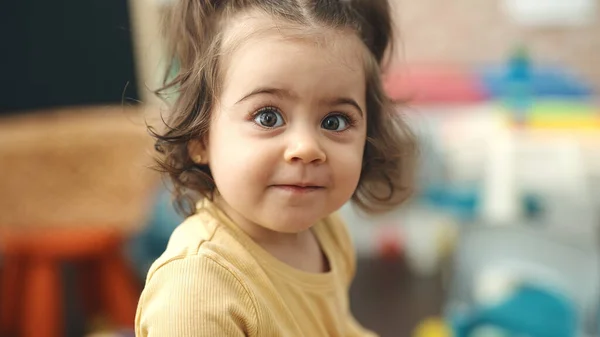 Чарівна Іспаномовна Дівчина Посміхається Впевнено Стоїть Дитячому Садку — стокове фото