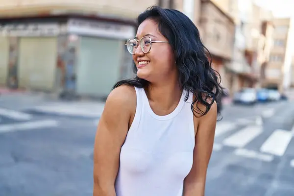 Joven Mujer China Sonriendo Confiada Pie Calle — Foto de Stock